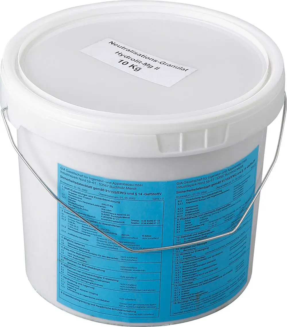 Weißer Eimer mit einem neutralisierenden Granulat, beschriftet mit Sicherheitsinformationen und Unternehmensangaben der GIA Gesellschaft für Ingenieur- und Apparatebau mbH.